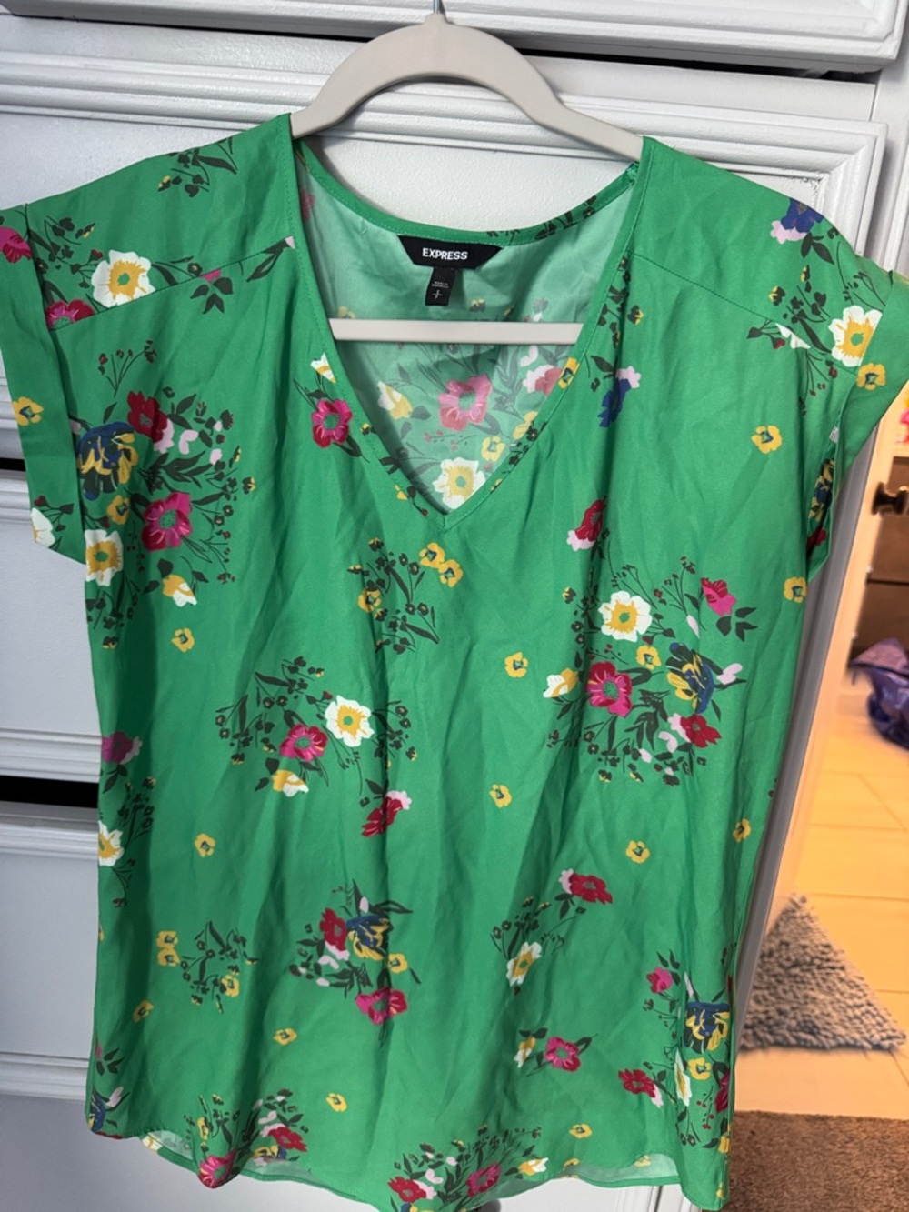 Express Green V-Neck Floral Blouse with Multicolor Blooms